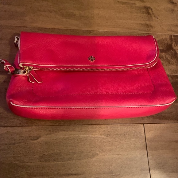 TORY BURCH Fold-Over Crossbody Bag in Vibrant Red. - Picture 4 of 7